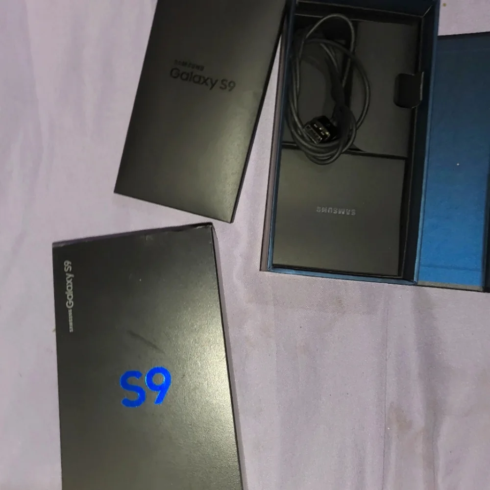 *EMPTY* samsung s9 & z flip boxes. JUST THE BOX NO PHONE